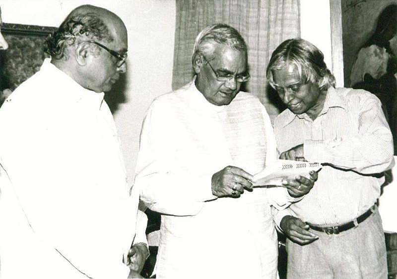 ಡಾ ಎ ಪಿ ಜೆ ಅಬ್ದುಲ್ ಕಲಾಂ ಮಾಜಿ ಪ್ರಧಾನಿ ದಿವಂಗತ ಅಟಲ್ ಬಿಹಾರಿ ವಾಜಪೇಯಿ ಮತ್ತು ಅಂದಿನ ರಕ್ಷಣಾ ಇಲಾಖೆ ಅಧಿಕಾರಿ ಆರ್ ಚಿದಂಬರಂ ಅವರೊಂದಿಗೆ.