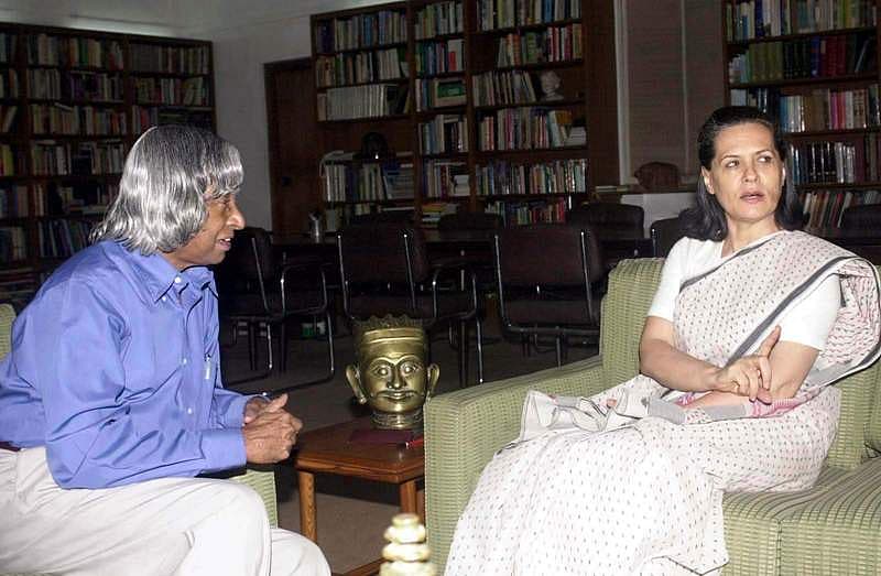 ಕಾಂಗ್ರೆಸ್ ಅಧ್ಯಕ್ಷೆ ಸೋನಿಯಾ ಗಾಂಧಿ ಅವರೊಂದಿಗೆ 2002ರಲ್ಲಿ.