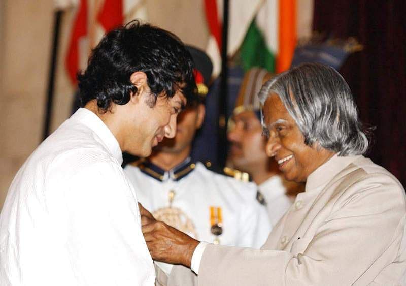 ಬಾಲಿವುಡ್ ನಟ ಅಮೀರ್ ಖಾನ್ ಗೆ ಪದ್ಮಶ್ರೀ ಪುರಸ್ಕಾರ ಸನ್ಮಾನ ಮಾಡುತ್ತಿರುವ ಡಾ ಎಪಿಜೆ