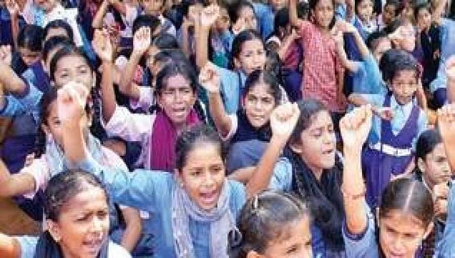 ಮಂಗಳೂರು: ಮೆಚ್ಚಿನ ಶಿಕ್ಷಕರ ವರ್ಗಾವಣೆ ಖಂಡಿಸಿ ಮಕ್ಕಳಿಂದ ತರಗತಿ ಬಹಿಷ್ಕಾರ!