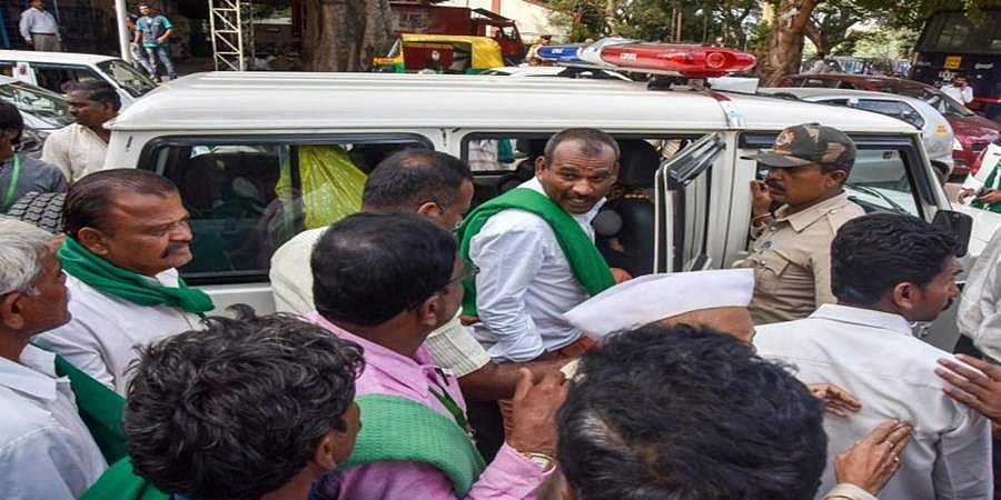 ಮಹದಾಯಿ ಹೋರಾಟಗಾರರಿಂದ ರಾಜ್ಯಪಾಲರಿಗೆ ಮನವಿ; ಧರಣಿ ಕೈಬಿಟ್ಟ ರೈತರು