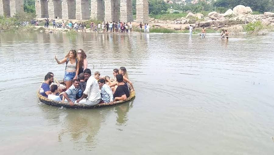 ಗಂಗಾವತಿ: ನದಿಗೆ ಅಪಾರ ನೀರು, ಆನೆಗೊಂದಿ ಸುತ್ತಲೂ ಹೈ ಅಲರ್ಟ್!