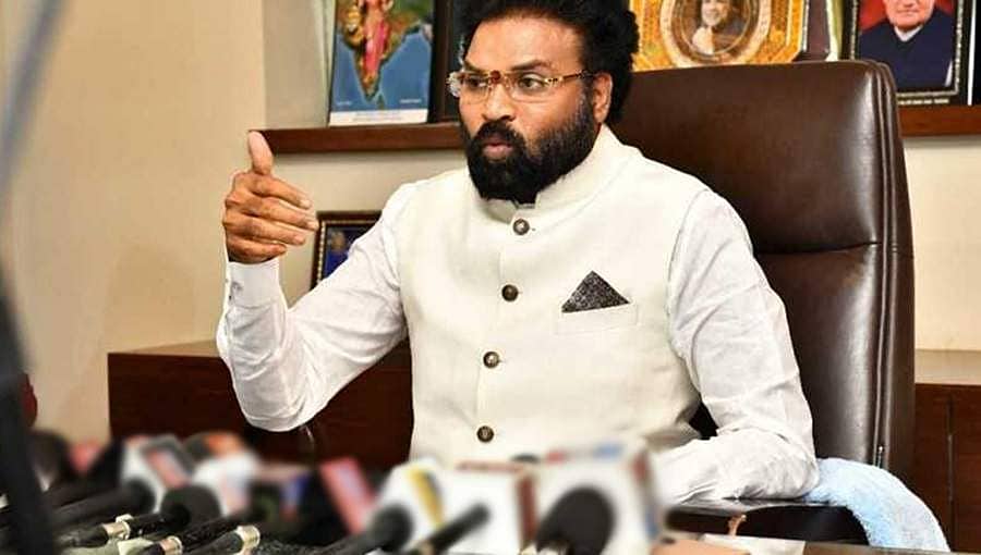 ಅನುದಾನ ಸದ್ಬಳಕೆ ಮಾಡದೆ ನಿರ್ಲಕ್ಷ್ಯ: ಅಧಿಕಾರಿಯನ್ನು ತರಾಟೆಗೆ ತೆಗೆದುಕೊಂಡ ಶ್ರೀರಾಮುಲು 