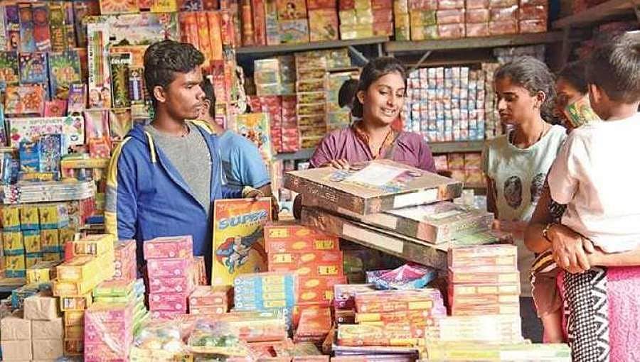 ಪರಿಸರ ಮಾರಕ ಪಟಾಕಿ ವಿರುದ್ಧ ಸರ್ಕಾರ ಸಮರ: ನಿಜಕ್ಕೂ ನಗರದಲ್ಲಿ ಯಶಸ್ಸು ಕಾಣುತ್ತಾ ಗ್ರೀನ್ ಪಟಾಕಿ? 