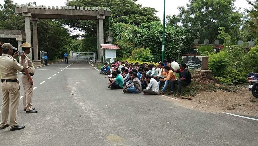 ಫೆಲೋಶಿಪ್ ನೀಡದ ಹಂಪಿ ಕನ್ನಡ ವಿಶ್ವವಿದ್ಯಾಲಯದ ವಿರುದ್ದ ವಿದ್ಯಾರ್ಥಿಗಳಿಂದ ಪ್ರತಿಭಟನೆ
