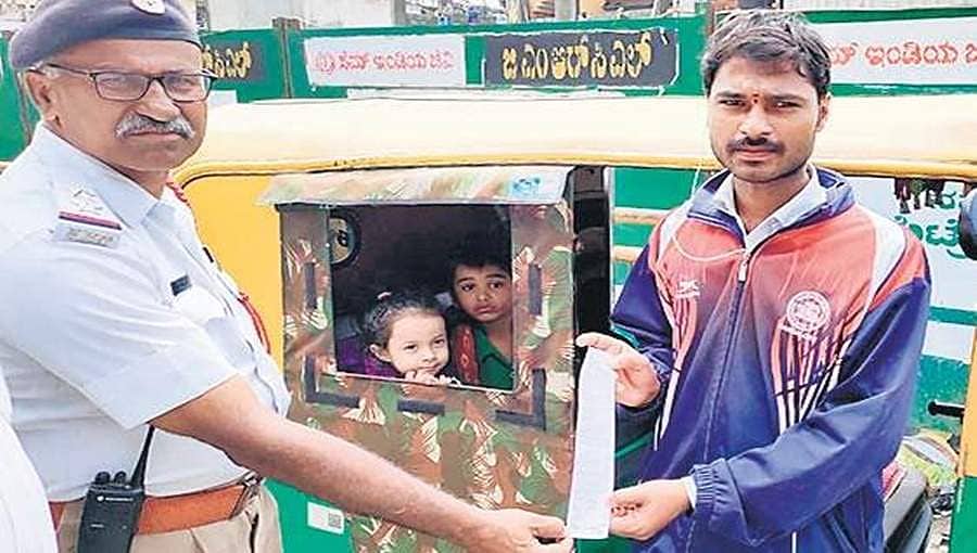 ಮದ್ಯ ಸೇವಿಸಿ ವೇಗವಾಗಿ ಗಾಡಿ ಓಡಿಸಿದ ಆಟೋ ಚಾಲಕ: ಪುಟ್ಟ ಮಕ್ಕಳನ್ನು ರಕ್ಷಿಸಿದ ಸಂಚಾರಿ ಪೊಲೀಸರು!
