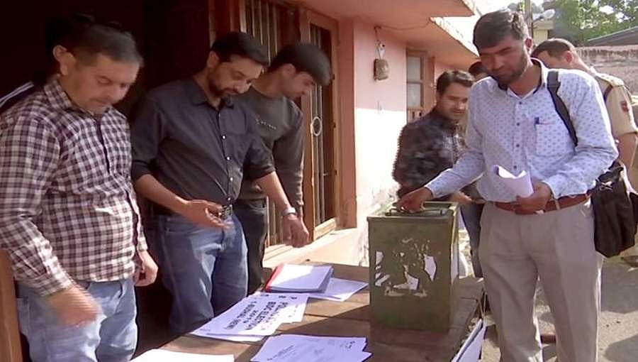ತೀವ್ರ ಭದ್ರತೆ ನಡುವೆ ಜಮ್ಮು-ಕಾಶ್ಮೀರದಲ್ಲಿ ಸ್ಥಳೀಯ ಸಂಸ್ಥೆ ಚುನಾವಣೆ