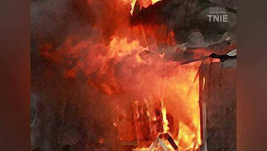 ಕಾಶ್ಮೀರದ ಎರಡು ಸರ್ಕಾರಿ ಶಾಲೆಗೆ ಬೆಂಕಿ: ಮಸೀದಿಯಲ್ಲಿ ಪ್ರಾರ್ಥನೆಗೆ ನಿಷೇಧ!