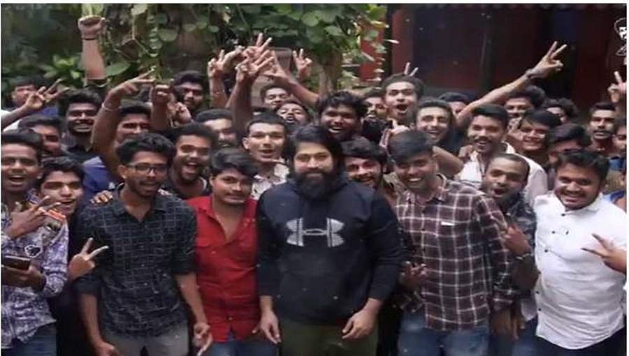 ಕೇರಳದಲ್ಲೂ ರಾಕಿಭಾಯ್ ಹವಾ: ಅಭಿಮಾನಿಗಳ ಅಭಿಮಾನಕ್ಕೆ ಮನಸೋತ ರಾಕಿಂಗ್ ಸ್ಟಾರ್! ವಿಡಿಯೋ