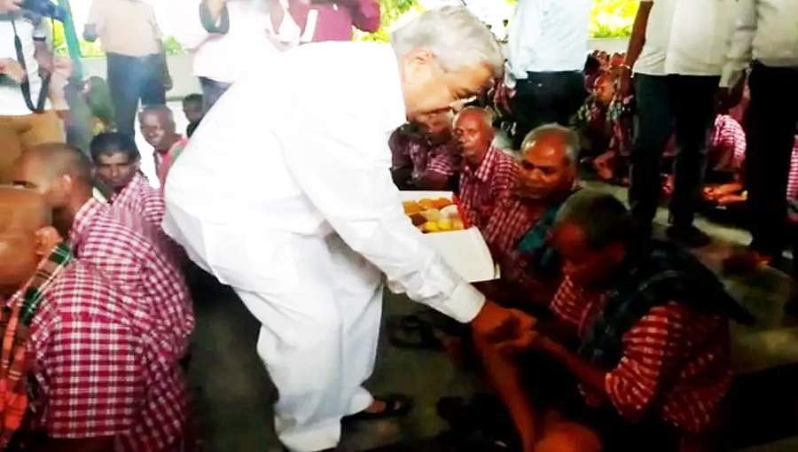 ನಿರಾಶ್ರಿತರರಿಗೆ ಸಿಹಿ ಹಂಚಿ ದೀಪಾವಳಿ ಆಚರಿಸಿದ ಡಿಸಿಎಂ ಗೋವಿಂದ ಕಾರಜೋಳ