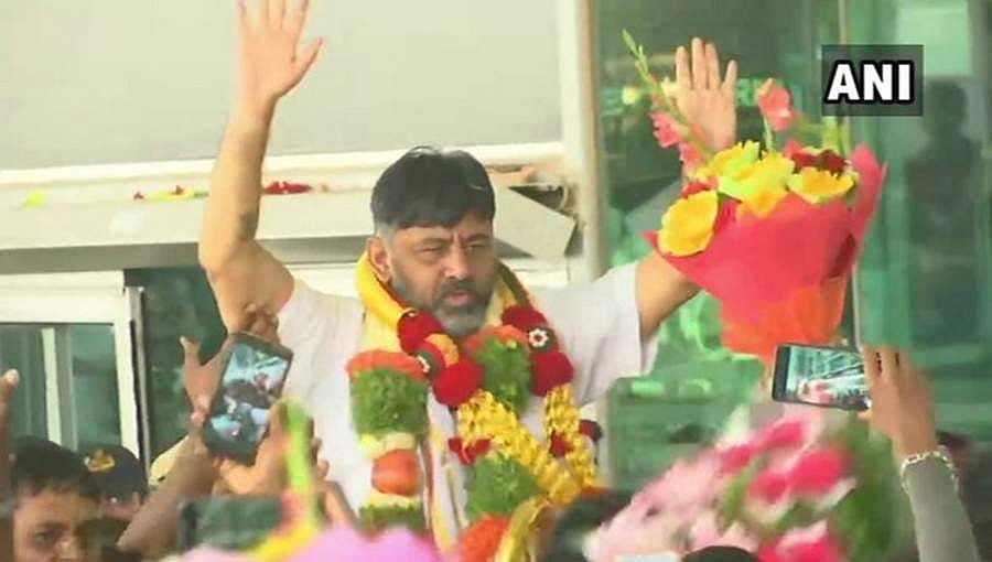ಬೆಂಗಳೂರಿನಲ್ಲಿ ಡಿಕೆಶಿ ರೋಡ್ ಶೋ: ಬೆಂಬಲಿಗರ ವಿರುದ್ಧ 2 ಪ್ರತ್ಯೇಕ ಪ್ರಕರಣ ದಾಖಲು