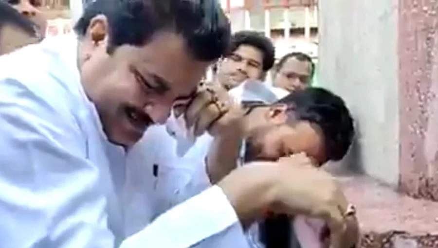 ಗಾಂಧಿ ಪ್ರತಿಮೆ ಕೆಳಗೆ ಎಸ್ಪಿ ಶಾಸಕನ ಕಣ್ಣೀರ ಧಾರೆ!ವಿಡಿಯೋ ವೈರಲ್