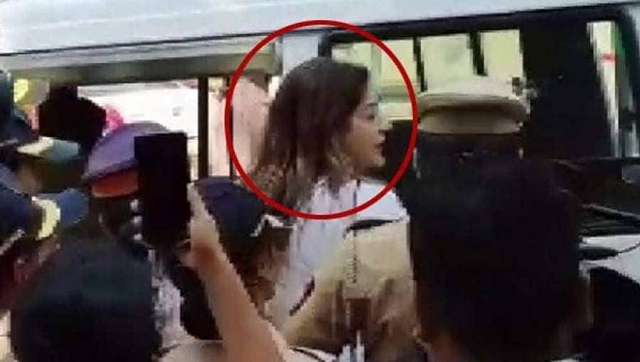 ಅರೆ ಪ್ರತಿಭಟನೆ: ಶಿವಸೇನೆ ನಾಯಕಿ ಪ್ರಿಯಾಂಕಾ ಚತುರ್ವೇದಿ ವಶಕ್ಕೆ ಪಡೆದ ಪೊಲೀಸರು