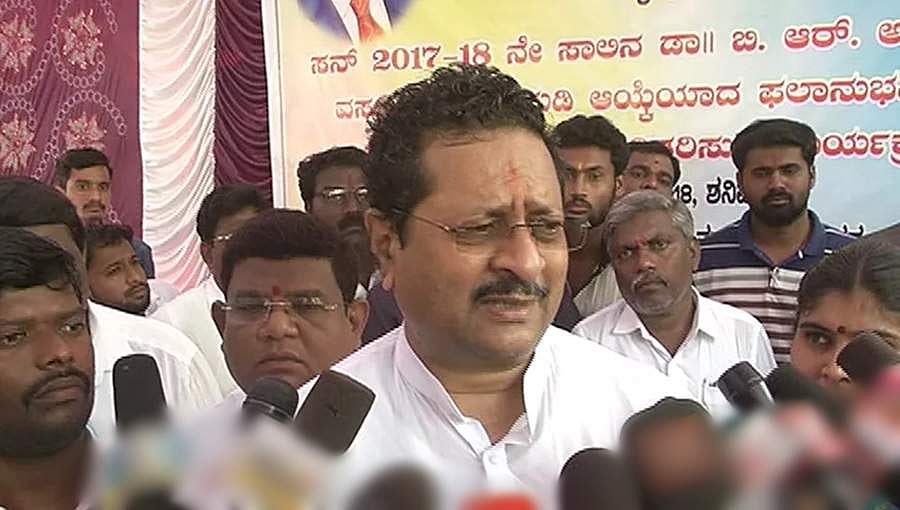 ಬಿಎಸ್ ವೈ ಕೆಳಗಿಳಿಸಲು ಇಬ್ಬರು ಕೇಂದ್ರ ಸಚಿವರಿಂದ ಪಿತೂರಿ: ಬಿಜೆಪಿ ಶಾಸಕ ಯತ್ನಾಳ್​ ಹೊಸ ಬಾಂಬ್