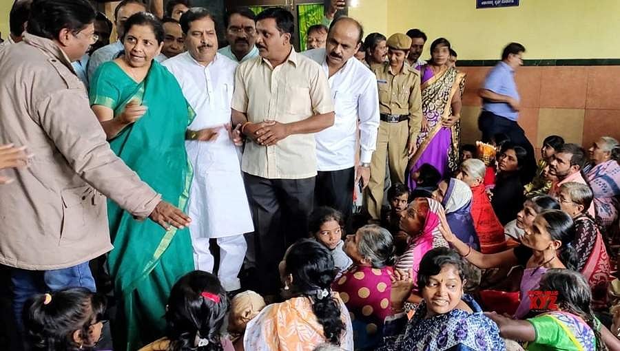 ಹುಬ್ಬಳ್ಳಿ: ಕೇಂದ್ರ ಸಚಿವೆ ನಿರ್ಮಲಾ ಸೀತಾರಾಮನ್ ಗೆ ಪ್ರತಿಭಟನೆ ಬಿಸಿ, ಕಾಂಗ್ರೆಸ್ ಕಾರ್ಯಕರ್ತರಿಂದ ಮುತ್ತಿಗೆ 