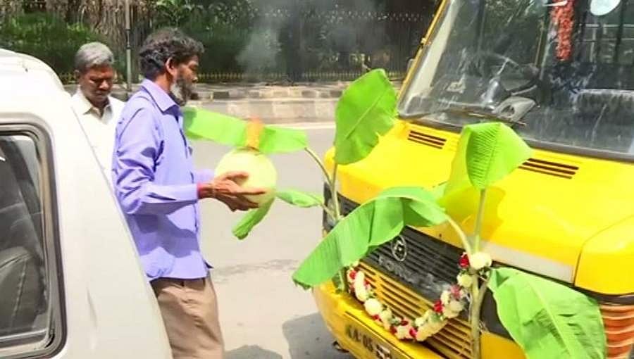 ಬೆಂಗಳೂರು: 'ಅಕ್ಸಿಡೆಂಟ್ ಗಣೇಶ ದೇವಾಲಯ' ಬಳಿ ವಾಹನಗಳಿಗೆ ಪೂಜೆ