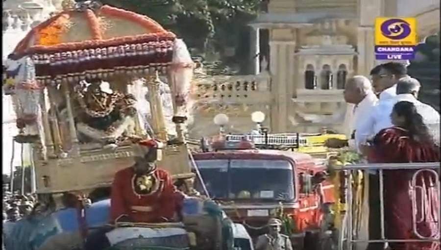 ಮೈಸೂರು ದಸರಾ: ಅಂಬಾರಿಗೆ ಪುಷ್ಪಾರ್ಚನೆ ಮೂಲಕ ಜಂಬೂ ಸವಾರಿಗೆ ಮುಖ್ಯಮಂತ್ರಿ ಚಾಲನೆ 
