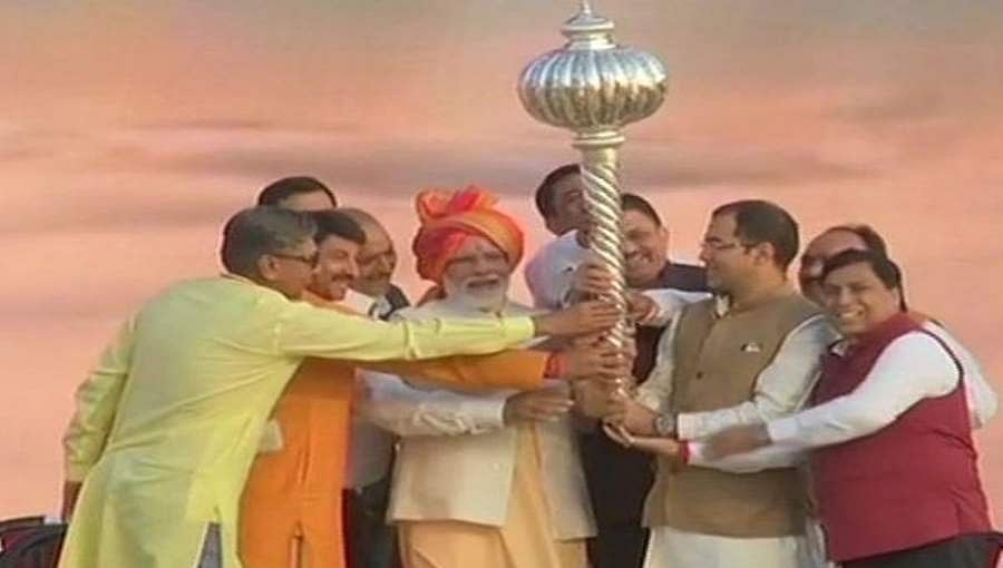 ವಿಜಯದಶಮಿ: ರಾವಣ ದಹನ ಮಾಡಿದ ಪ್ರಧಾನಿ ಮೋದಿ!