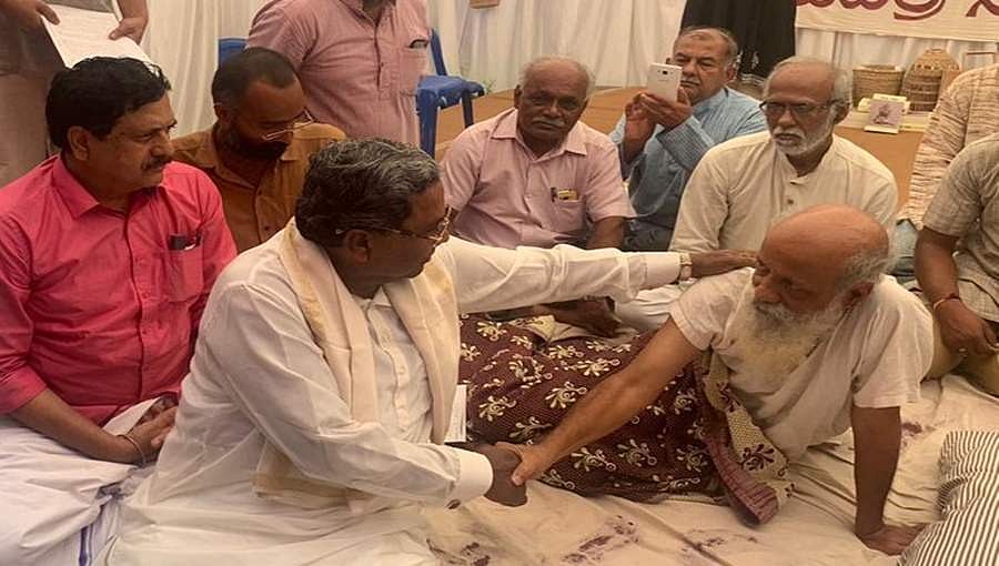 ಪವಿತ್ರ ಆರ್ಥಿಕತೆಗಾಗಿ ಉಪವಾಸ ನಿರತ ಪ್ರಸನ್ನ-ಸಿದ್ದರಾಮಯ್ಯ, ದೇವೇಗೌಡ ಭೇಟಿ