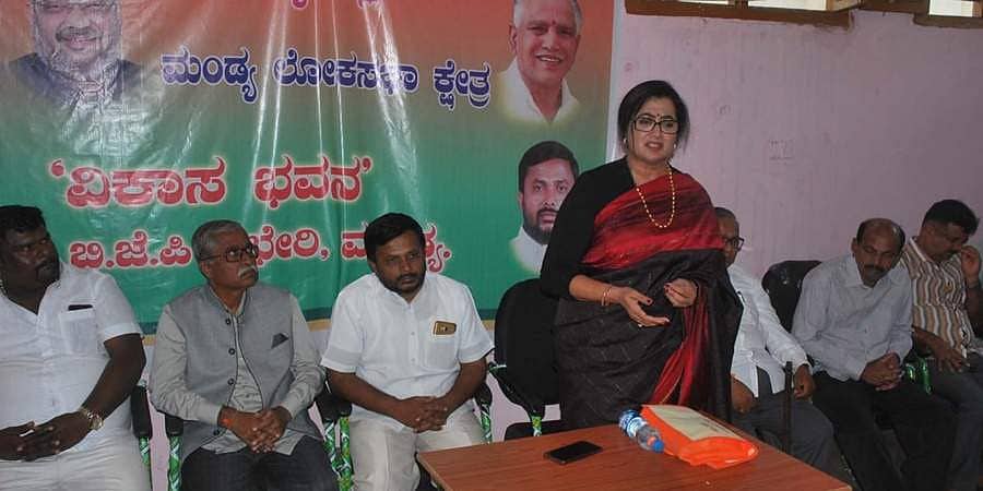 ಬಿಜೆಪಿ ಸಭೆಯಲ್ಲಿ ಸುಮಲತಾ ಅಂಬರೀಶ್: ಕೇಸರಿ ಪಡೆಯತ್ತ ಮಂಡ್ಯ ಸಂಸದೆ ಚಿತ್ತ?