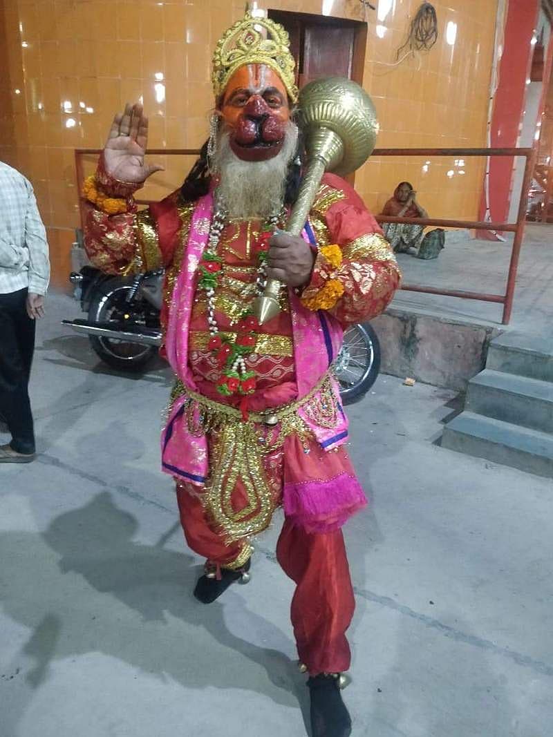 ಅಯೋಧ್ಯೆಯ ರಾಮ್ ಕಿ ಪೈಡಿಯಲ್ಲಿ ವ್ಯಕ್ತಿಯೊಬ್ಬರು ರಾಮನ ಭಕ್ತ ಹನುಮಂತನ ವೇಷವನ್ನು ಹಾಕಿ ಸಂಭ್ರಮಿಸಿದ ವ್ಯಕ್ತಿ.