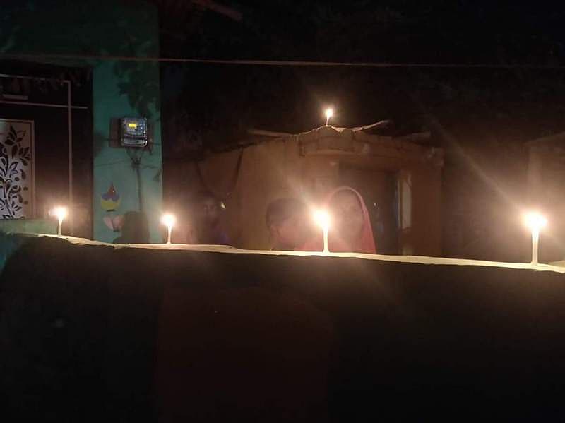 ಸುಪ್ರೀಂ ಕೋರ್ಟ್ ತೀರ್ಪು ಹೊರಬಂದ ನಂತರ ತಮ್ಮ ಮನೆ ಮುಂದೆ ದೀಪ ಬೆಳಗಿ ಸಂತೋಷ ವ್ಯಕ್ತಪಡಿಸಿದ ಜನರು.