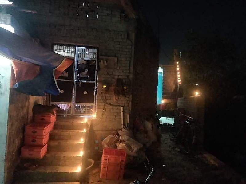 ಅಯೋಧ್ಯೆಯ ಮನೆ ಮನೆಗಳಲ್ಲಿ ದೀಪ ಬೆಳಗಲಾಯಿತು.