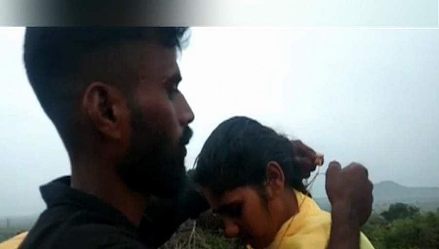 ಓಡೋಡಿ ಬಂದ ಪ್ರೇಯಸಿಗೆ ತಾಳಿ ಕಟ್ಟಿದ ಪ್ರೇಮಿ: ಚಿತ್ರದುರ್ಗದಲ್ಲೊಂದು ಸಿನಿಮೀಯ ಮಾದರಿಯ ಮದುವೆ