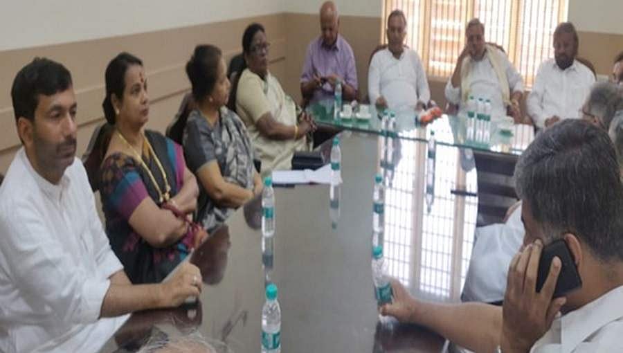 ಕಾಂಗ್ರೆಸ್ ಹಿರಿಯ ಮುಖಂಡರ ಜೊತೆ ಸಿದ್ದು ಸಭೆ: ಮುನಿಯಪ್ಪ, ಹರಿಪ್ರಸಾದ್ಗೆ ಜಿಲ್ಲಾ ಉಸ್ತುವಾರಿ ಜವಾಬ್ದಾರಿ