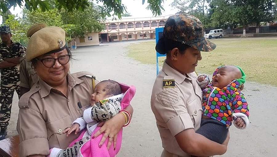 ಟಿಇಟಿ ಪರೀಕ್ಷೆ ಬರೆಯಲು ಹೋದ ತಾಯಂದಿರು: ಮಕ್ಕಳನ್ನು ಆರೈಕೆ ಮಾಡಿದ ಮಹಿಳಾ ಪೇದೆಗಳು!