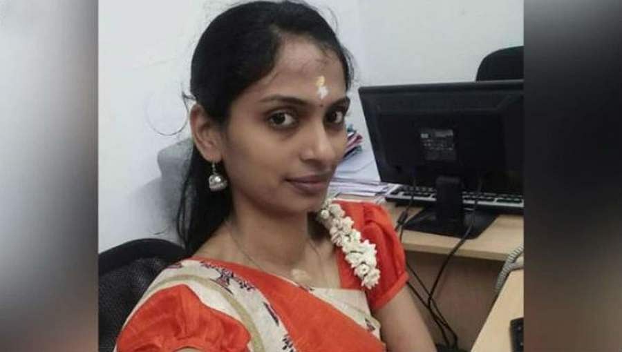 ಬೀಳುತ್ತಿದ್ದ ಧ್ವಜಕಂಬದಿಂದ ಪಾರಾಗಲು ಹೋಗಿ ಅಪಘಾತದಲ್ಲಿ ಕಾಲುಗಳನ್ನು ಕಳೆದುಕೊಂಡ ಮಹಿಳೆ!