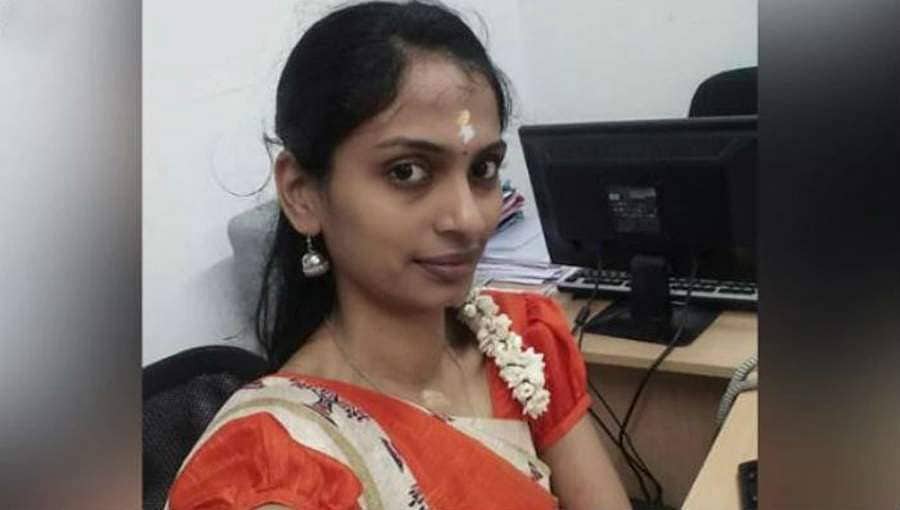 ಬೀಳುತ್ತಿದ್ದ ಧ್ವಜಕಂಬದಿಂದ ಪಾರಾಗಲು ಹೋಗಿ ಅಪಘಾತದಲ್ಲಿ ಕಾಲುಗಳನ್ನು ಕಳೆದುಕೊಂಡ ಮಹಿಳೆ!