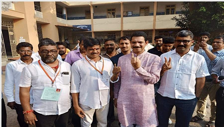 14 ನಗರ ಸ್ಥಳೀಯ ಸಂಸ್ಥೆಗಳಿಗೆ ಮತದಾನ ಪ್ರಾರಂಭ, ಮಂಗಳೂರಿನಲ್ಲಿ ನಳಿನ್ ಕಟೀಲ್ ಹಕ್ಕು ಚಲಾವಣೆ