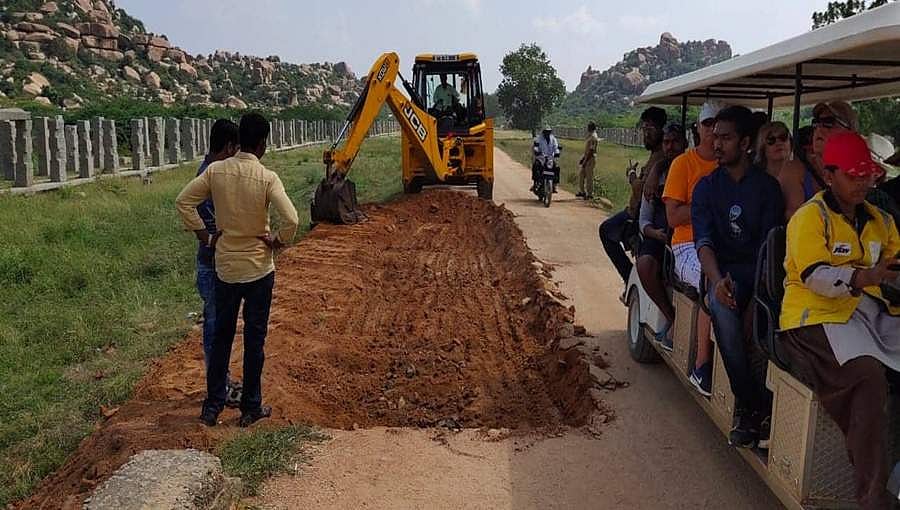 ಹಂಪಿ: ಬ್ಯಾಟರಿ ಚಾಲಿತ ವಾಹನ ಪಲ್ಟಿ ಪ್ರಕರಣ, ರಸ್ತೆ ಕಾಮಗಾರಿಗೆ ಅವಕಾಶ ಕೊಟ್ಟ ಭಾರತೀಯ ಪುರಾತತ್ವ ಇಲಾಖೆ