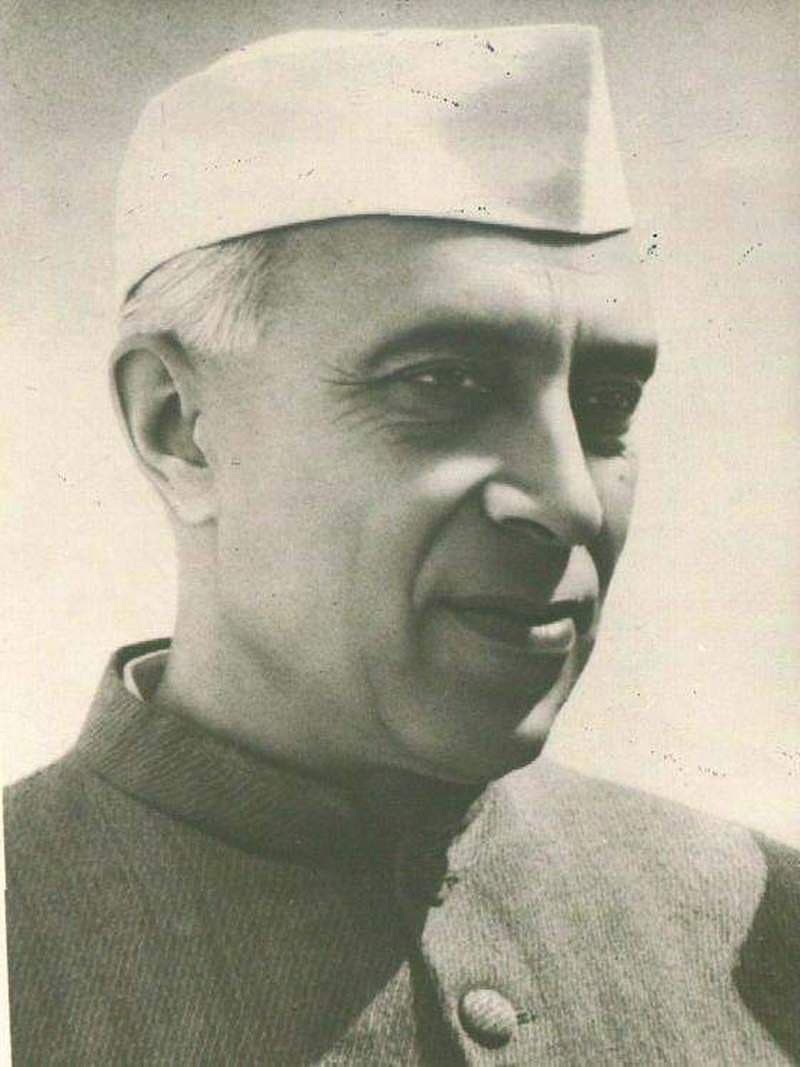 ನೆಹರೂರವರ ಅಜ್ಜ ದೆಹಲಿಯ ಕೊನೆಯ ಕೋತ್ ವಾಲ ಆಗಿದ್ದರು. ಗಂಗಾಧರು ಪಂಡಿತ್ ಅವರು ಆಗ್ರಾಕ್ಕೆ 1861ರಲ್ಲಿ ನಿವಾಸ ಬದಲಿಸಿಕೊಂಡರು.