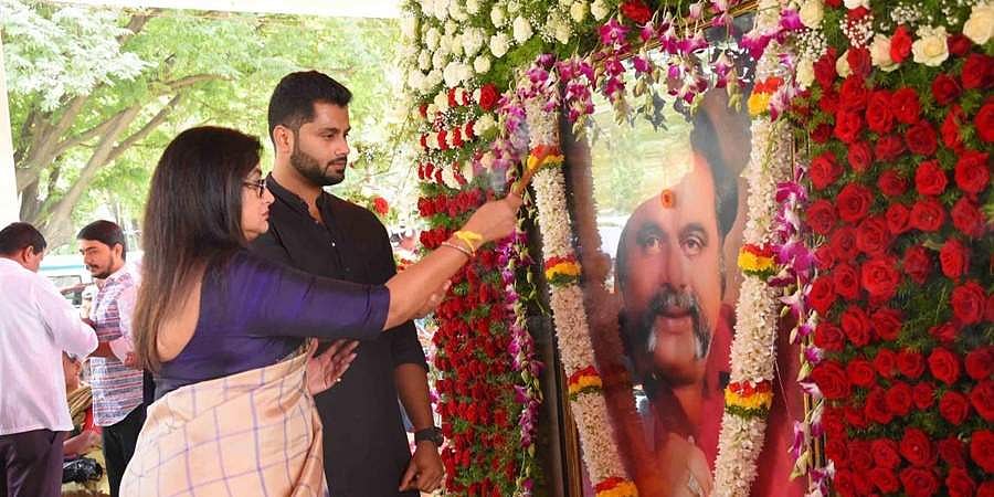 ಅಂಬರೀಶ್ ಮೊದಲ ವರ್ಷದ ಪುಣ್ಯತಿಥಿ: ಪತಿ ನೆನೆದು ಭಾವುಕರಾದ ಸುಮಲತಾ