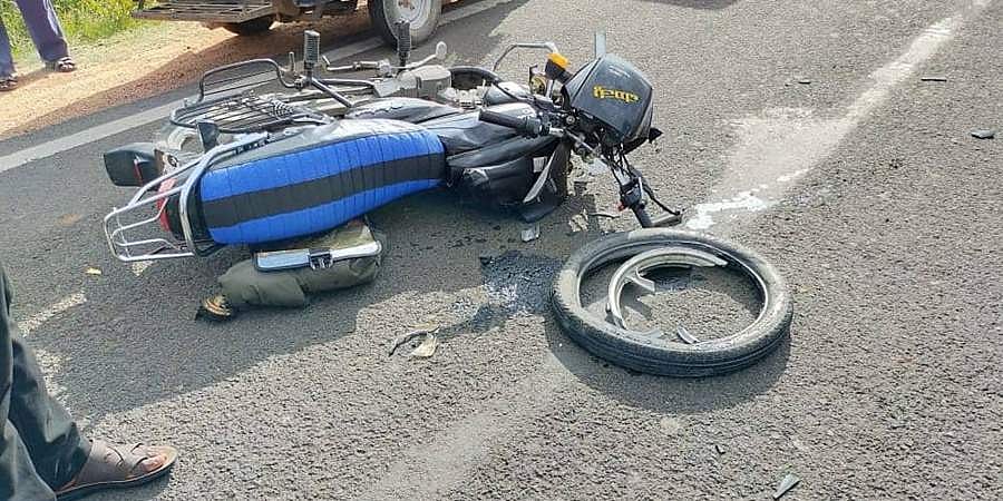 ಗದಗ: ಬೈಕ್ - ಕಾರು ಮುಖಾಮುಖಿ ಡಿಕ್ಕಿ, ಓರ್ವ ಸ್ಥಳದಲ್ಲೇ ಸಾವು