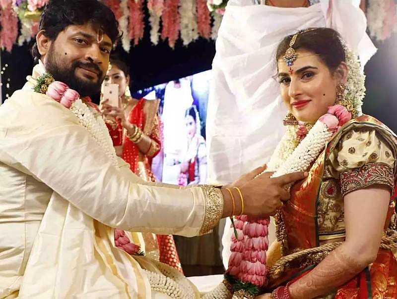 ಅರ್ಚನಾ ಮದುವೆ ಆರತಕ್ಷತೆಯಲ್ಲಿ ನೀಲಿ ಬಣ್ಣದ ಗೌನ್ ಧರಿಸಿ ಮಿಂಚಿದ್ದರು. ಜಗದೀಶ್ ಬಿಳಿ ಹಾಗೂ ಗೋಲ್ಡನ್ ಬಣ್ಣದ ಕುರ್ತಾ ಧರಿಸಿದ್ದರು.