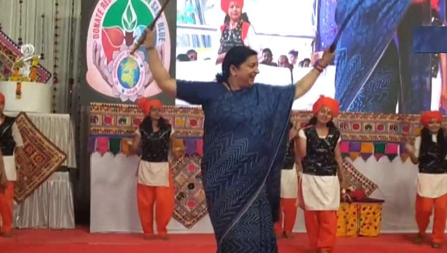 ಸಚಿವೆ ಸ್ಮೃತಿ ಇರಾನಿ ತಲ್ವಾರ್ ಡ್ಯಾನ್ಸ್ ವೈರಲ್