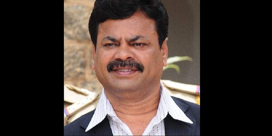 ಹೋರಿ ಕಣ್ಣು ರೇಣುಕಾಚಾರ್ಯ ಮ್ಯಾಲೆ!: ಹೋರಿ ತಿವಿತದಿಂದ ರೇಣುಕಾಚಾರ್ಯ ಜಸ್ಟ್ ಮಿಸ್!