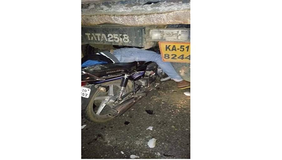  ಕೆಟ್ಟು ನಿಂತ ಲಾರಿಗೆ ಬೈಕ್ ಡಿಕ್ಕಿ: ತಮ್ಮ ಸಾವು, ಸಹೋದರಿಗೆ ಗಂಭೀರ ಗಾಯ