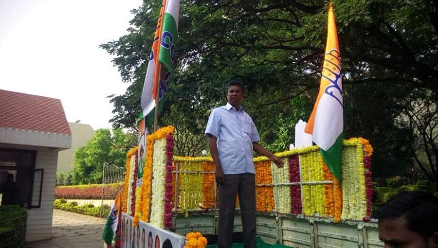 ರಂಗೇರಿದ ಗೋಕಾಕ್ ಉಪ ಸಮರ: ಸತೀಶ್ ಜಾರಕಿಹೊಳಿ ನಾಮಪತ್ರ ಸಲ್ಲಿಕೆ