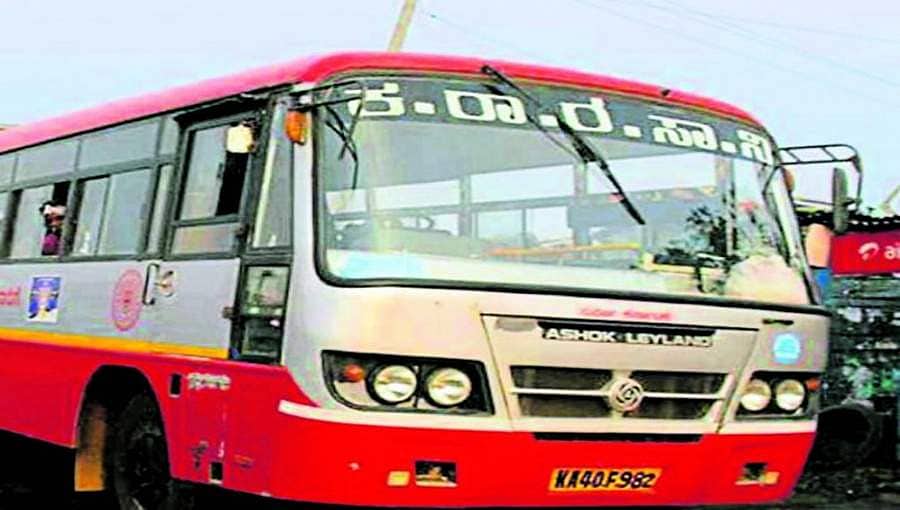 ಬೆಂಗಳೂರು: ಚಲಿಸುತ್ತಿದ್ದ ಬಸ್ ನಿಂದ ವಿದ್ಯಾರ್ಥಿನಿಯನ್ನು ಹೊರದಬ್ಬಿದ ಕಂಡಕ್ಟರ್