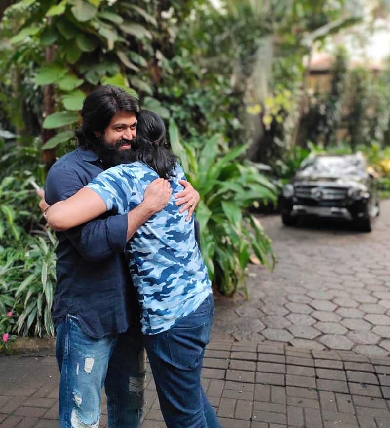 ಲಕ್ಷಗಟ್ಟಲೆ ಕಿಮೀ ದೂರದ ಪಿಲಿಪೈನ್ಸ್ ದೇಶದ ರಾಕಿಂಗ್ ಸ್ಟಾರ್ ಅಭಿಮಾನಿಯೊಬ್ಬ ತನ್ನ ಬೆಂಗಳೂರಿಗೆ ಬಂದಿದ್ದು ಆತನನ್ನು ಯಶ್ ಭೇಟಿಯಾಗಿದ್ದಾರೆ.