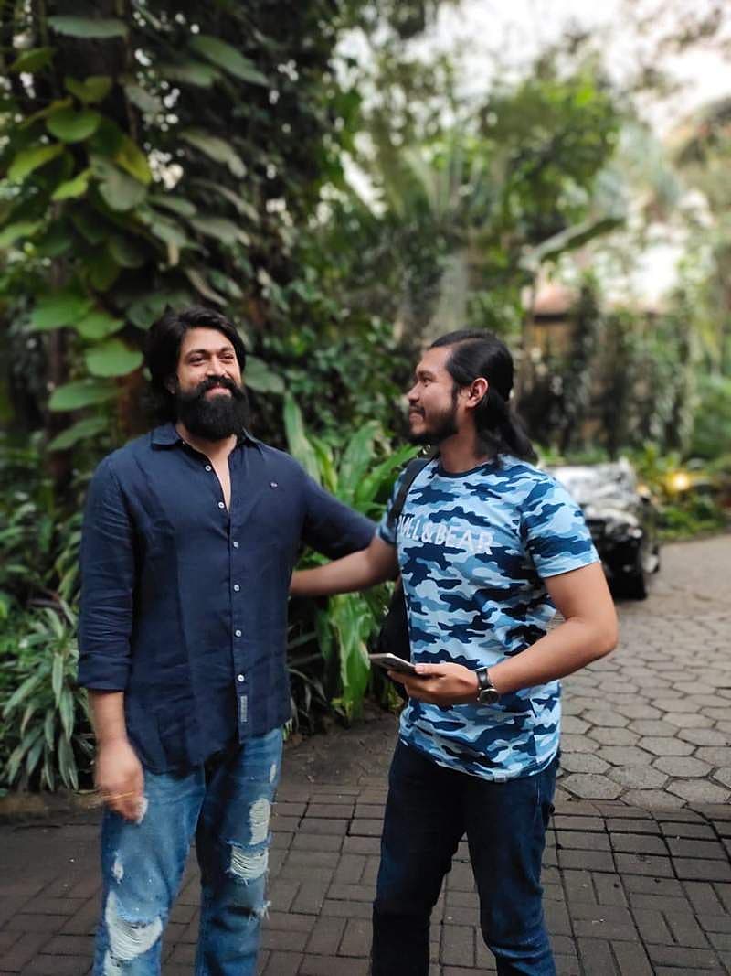 ಹೌದು! ಪಿಲಿಫೈನ್ಸ್ ದೇಶದ ಪೇಟೆ ಅಶೋಕ್ ಜೋರ್ನಲ್ ಎಂಬ ಅಭಿಮಾನಿ ಇದೀಗ ಬೆಂಗಳೂರಿಗೆ ಆಗಮಿಸಿದ್ದು 'ನಾನು ಯಶ್ ಅಭಿಮಾನಿ, ಅವರನ್ನು ನೋಡಬೇಕು ಎಂದು ಬಂದಿದ್ದೇನೆ. ನನಗೆ ಸಹಾಯ ಮಾಡಿ' ಎಂದು ಅಶೋಕ್ ಜೋರ್ನಲ್ ಸಾಮಾಜಿಕ ತಾಣದಲ್ಲಿ ಮನವಿ ಮಾಡಿದ್ದರು.