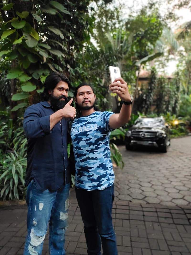 ಏರ್ಪೋರ್ಟ್ ನರ್ಸ್ ಆಗಿ ಕೆಲಸ ಮಾಡುತ್ತಿರುವ ಅಶೋಕ್ ಜೋರ್ನಲ್ 'ಕೆಜಿಎಫ್' ನಲ್ಲಿ ಯಶ ಅಭಿನಯ ಹಾಗೂ ಅವರು 'ಯಶೋಮಾರ್ಗ' ಮೂಲಕ ಮಾಡುತ್ತಿರುವ ಸಮಾಜ ಸೇವೆಗೆ ಮೆಚ್ಚುಗೆ ವ್ಯಕ್ತಪಡಿಸಿದ್ದಾರೆ.