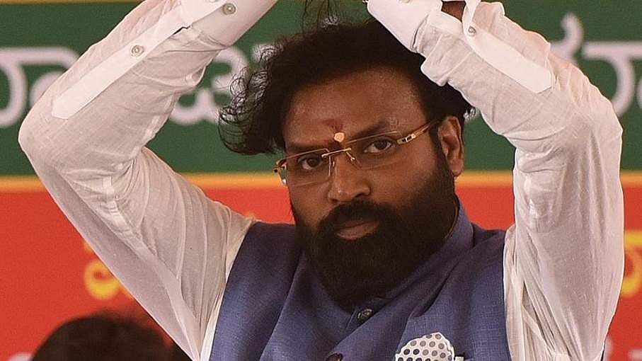 'ಶ್ರೀರಾಮುಲು ವೆರಿ ವೆರಿ ಪಾಪ್ಯುಲರ್ ಲೀಡರ್, ಯಾರ ಮೇಲಾದರೂ ತೊಡೆ ತಟ್ಟುತ್ತಾರೆ'