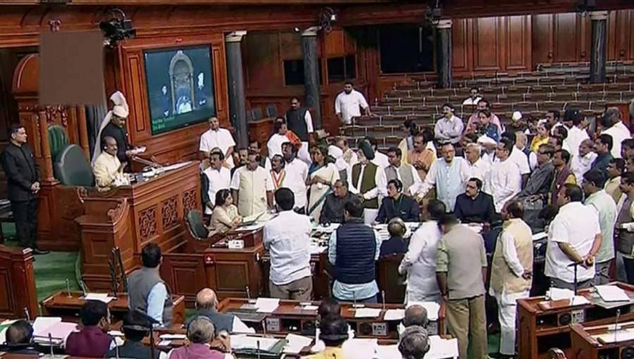 'ಇದು ದೊಡ್ಡ ಹಗರಣ, ಮೋದಿ ಸರ್ಕಾರ ದೇಶವನ್ನು ಲೂಟಿ ಮಾಡುತ್ತಿದೆ': ಲೋಕಸಭೆಯಲ್ಲಿ ಪ್ರತಿಪಕ್ಷಗಳಿಂದ ತೀವ್ರ ಪ್ರತಿಭಟನೆ