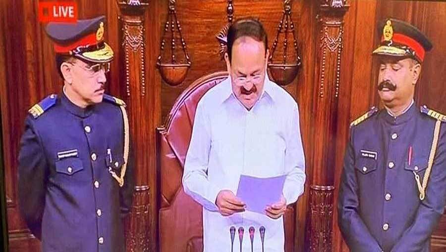 ಟೀಕೆ, ವಿರೋಧದ ಬಳಿಕ ರಾಜ್ಯಸಭೆ ಮಾರ್ಷಲ್'ರ ಮಿಲಿಟರಿ ಶೈಲಿ ಟೋಪಿಗೆ ಕೊಕ್