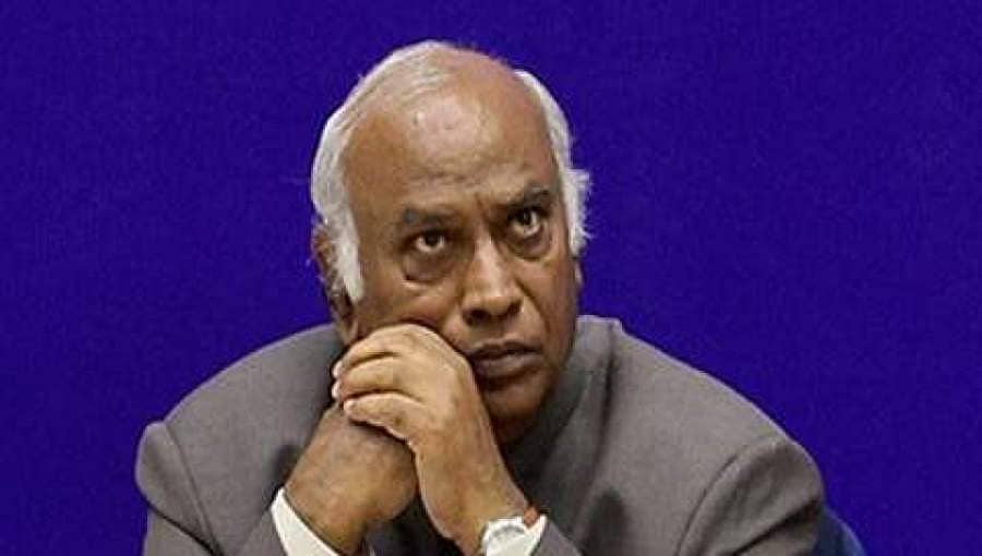 ಮಹಾರಾಷ್ಟ್ರದಲ್ಲಿ ಬಿಜೆಪಿ-ಎನ್ ಸಿಪಿ ಸರ್ಕಾರ ರಚನೆ: ತುರ್ತು ಸಭೆ ಕರೆದ ಕಾಂಗ್ರೆಸ್